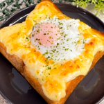とろとろのチーズ&卵がとっても美味しそう!朝ごはんにぴったりそうな「トースト」レシピ!