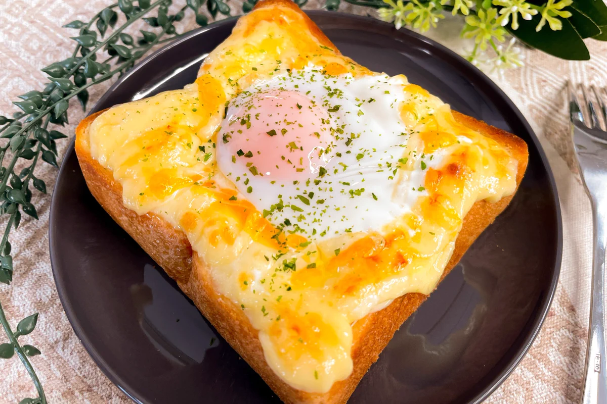 とろとろのチーズ&卵がとっても美味しそう！朝ごはんにぴったりそうな「トースト」レシピ！