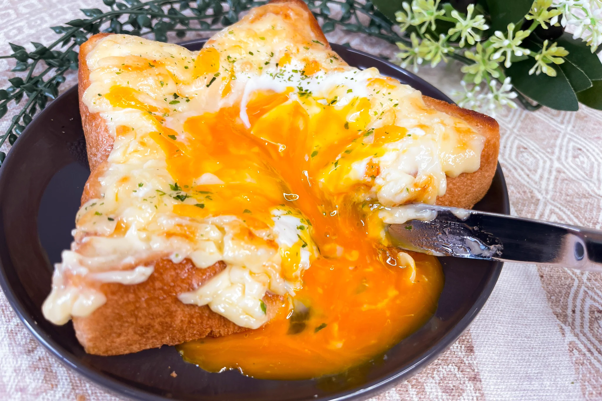 とろとろのチーズ&卵がとっても美味しそう！朝ごはんにぴったりそうな「トースト」レシピ！