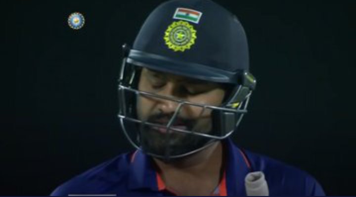 Dhanush_Vj18's tweet photo. Most single-digit scores in T20Is for India :

40 - Rohit Sharma
16 - MS Dhoni
16 - Virat Kohli

Captain leading from the front https://t.co/VNpdG5X9bC