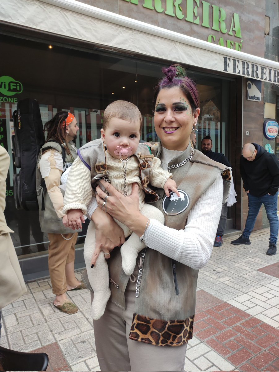 Ya estamos preparados para cantar en <a href="/PubFerreira/">Ferreira Café</a> con <a href="/LosZarbori/">CallejeraLoszarbori</a> y con nosotros incluso tenemos a los peques más punkys!! 💚💜😍

#ElPaísdeSiempreQuizás
#AK