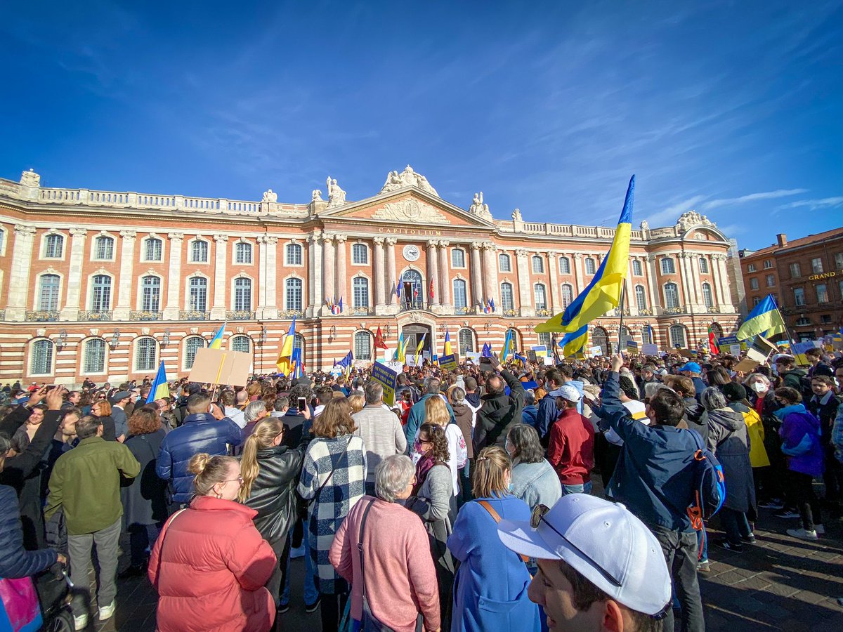 Les Toulousains se mobilisent pour apporter leur soutien aux Ukrainiens 🇺🇦 La Ville rose est jumelée à Kiev, la capitale ukrainienne, depuis 1975 #UKRAINE