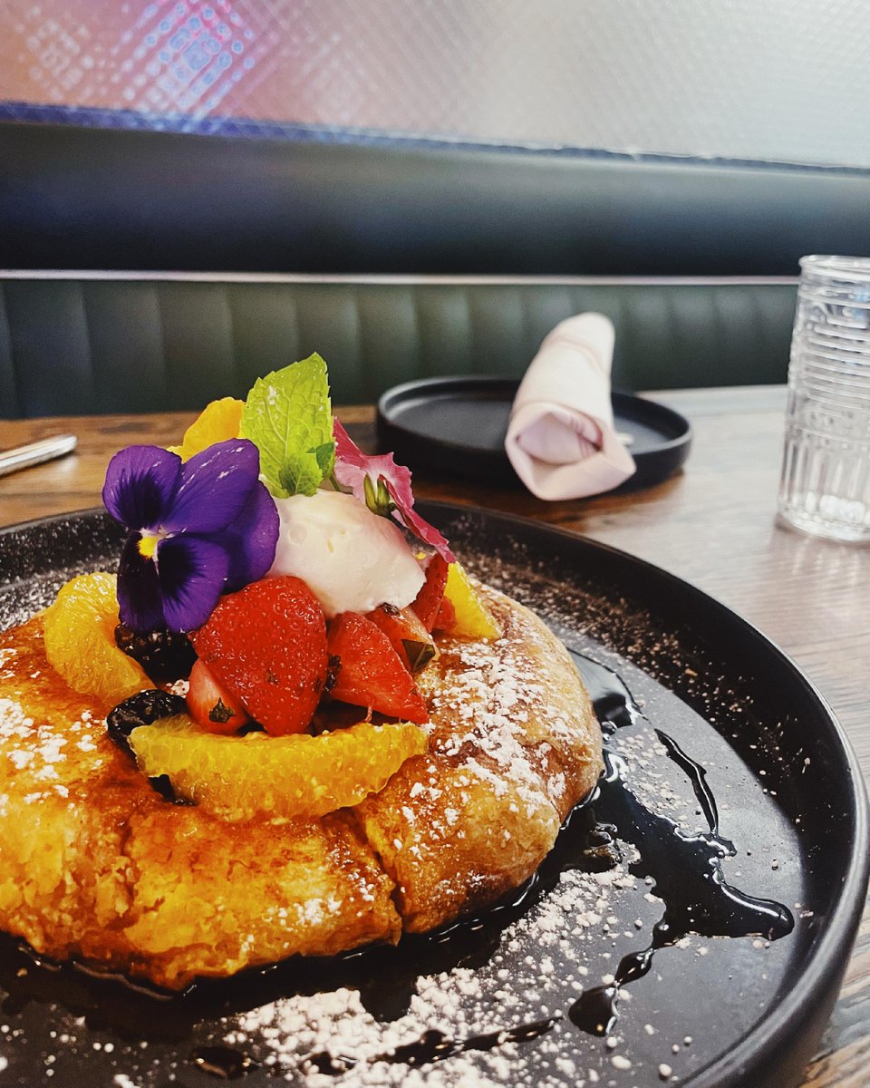 camachogarage's tweet photo. Brunch is the best way to end your weekend, available 11AM to 3PM! Try our concha francesa: egg battered mexican sweet bread, cream, cinnamon, nutmeg, fresh berries, whipped cream, and brown sugar syrup. 🍽 #ctbrunch #camachobrunch #brunch #brunchlover https://t.co/45VLvdq0aE