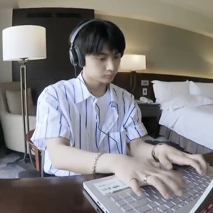 ForMyConstant's tweet photo. stay with him and go on a music date while he works; your presence will help him relax. https://t.co/3eCfFhbsUg