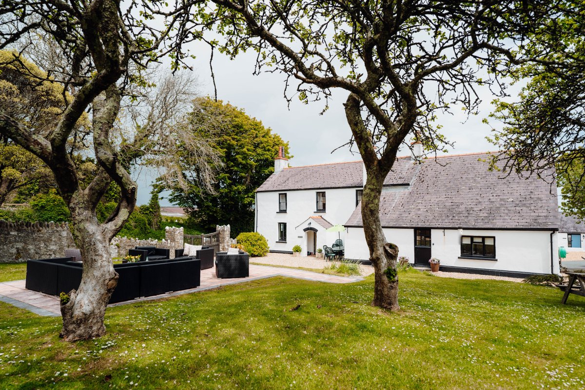 Our beautiful Manor House's garden, perfect for fun with the family! 😁