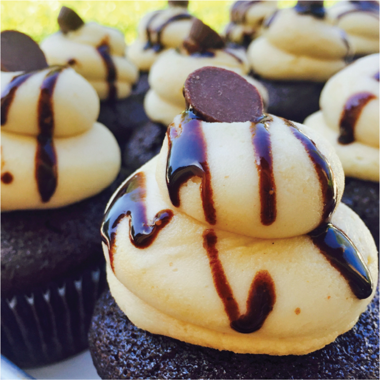 freshcupcakes's tweet photo. CHOCOLATE PEANUT BUTTER :: We’ve got a fresh-baked batch of #ChocolatePB #cupcakes ready for you! Enjoy a rich chocolate cake with chocolate PB chips baked in, with peanut butter icing topped with chocolate drizzle &amp; a mini peanut butter cup https://t.co/jWeQ6vo306 #MakeLifeSweet https://t.co/6ruN2o9gTU