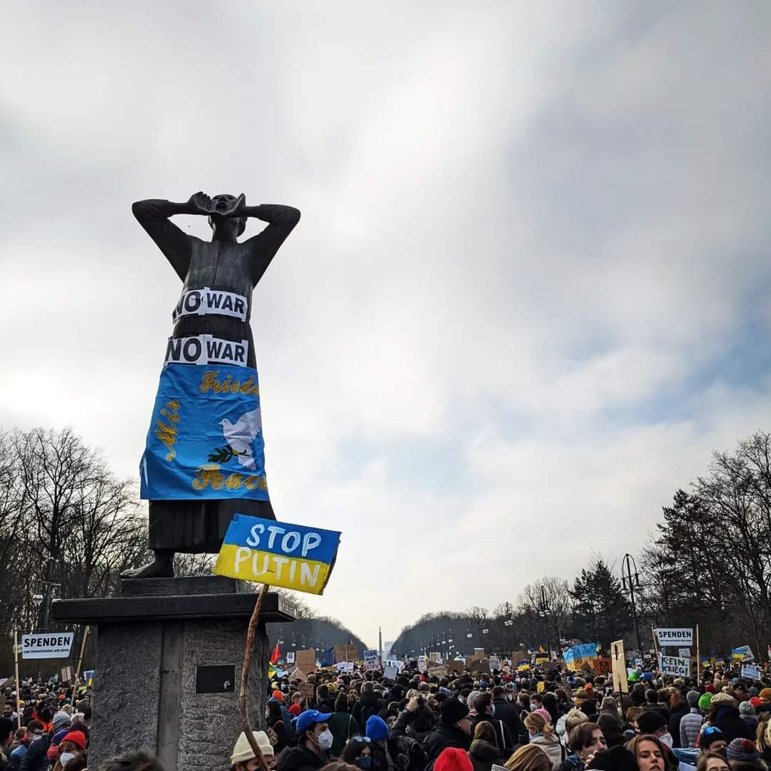 alexdberlin's tweet photo. нет войне! #b2702 #NoWar #StopPutin #StandWithUkriane https://t.co/vNFM79SqaU