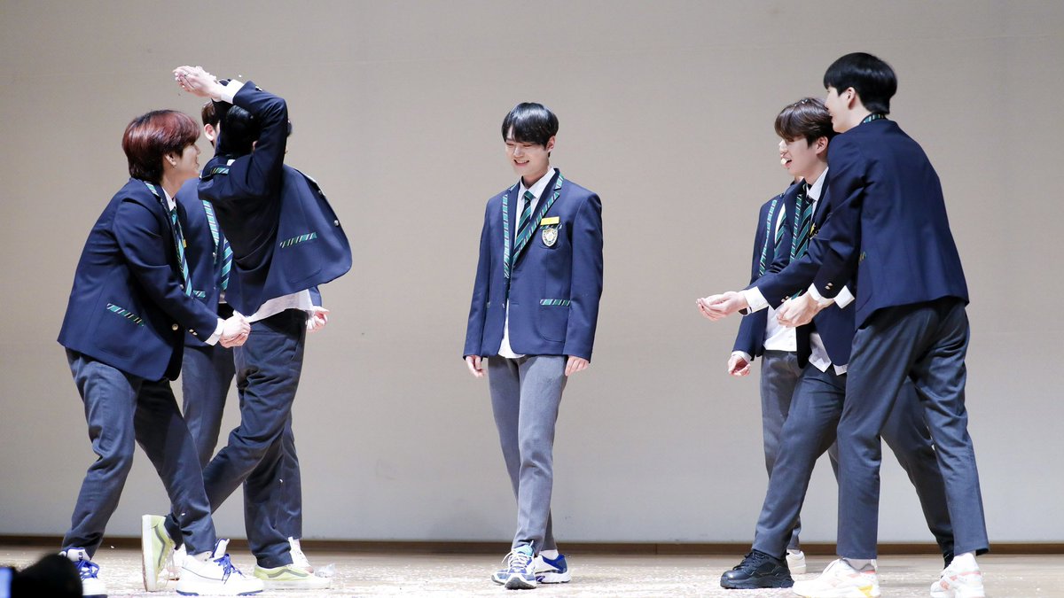 ClapOut_980506's tweet photo. 220226 #업텐션 #UP10TION 
그냥 넘 남고 일상 같아서 귀엽다 (ˊ̥̥̥̥̥ ³ ˋ̥̥̥̥̥),, https://t.co/s0NpCl8QNu