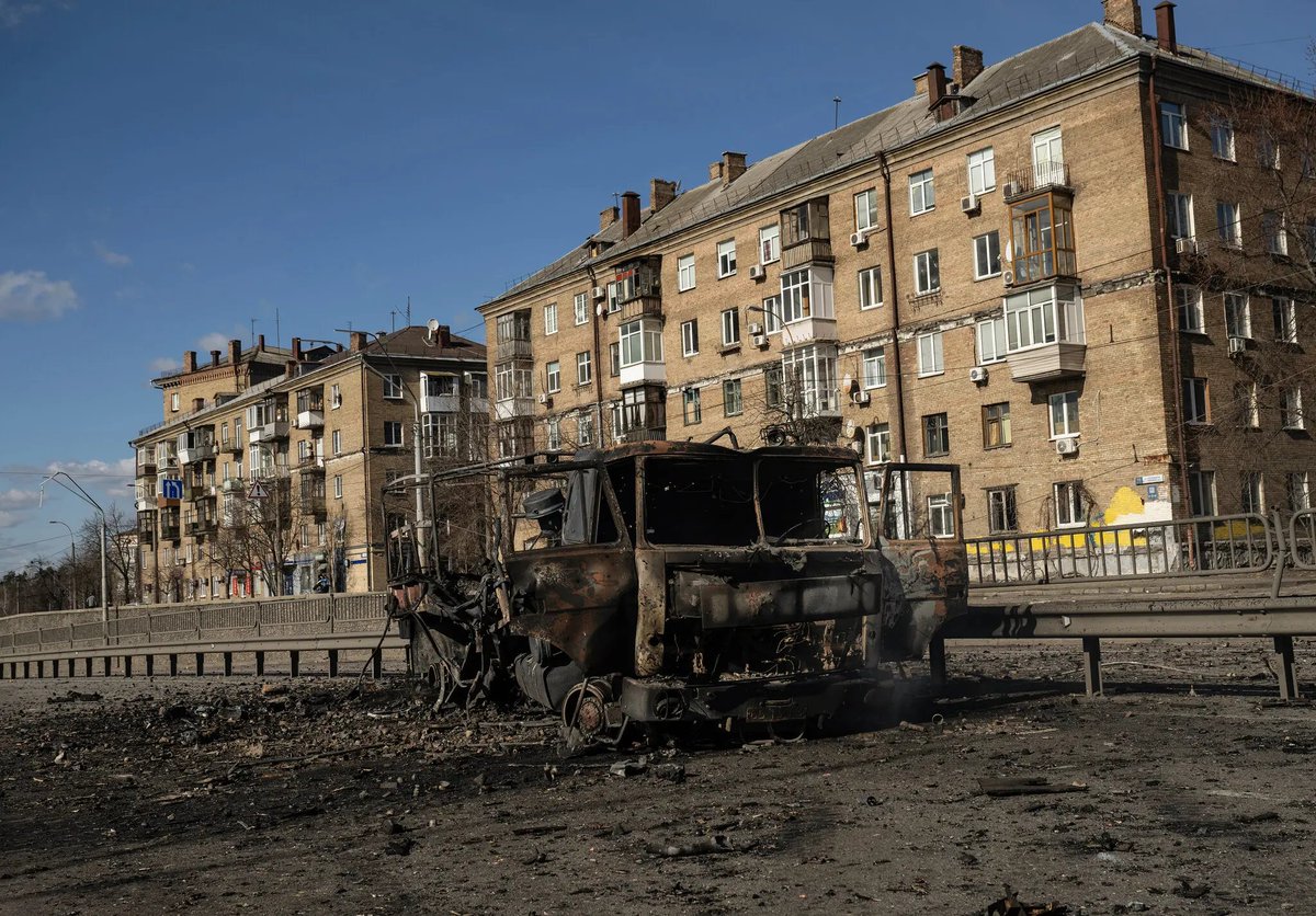 UkraineUpdates4's tweet image. A burned vehicle at the scene of a fierce pre-dawn battle between Ukrainian and Russian forces in #Kyiv.