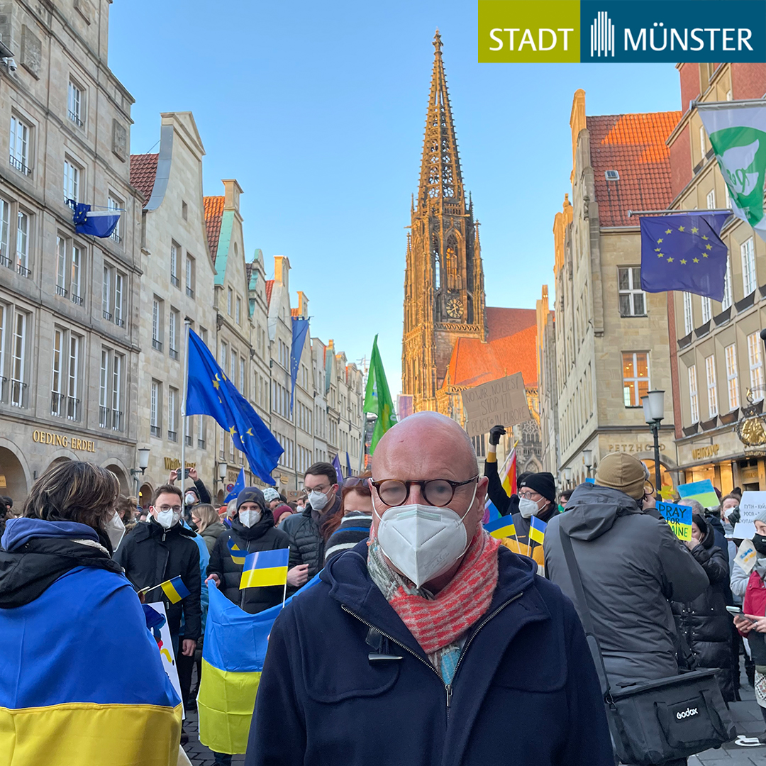 Angesichts der schweren Angriffe Russlands auf das Volk der Ukraine hat @LeweMarkus den Krisenstab der Stadt Münster einberufen. Am 28.2. sollen unter der Leitung von Stadtrat Wolfgang Heuer schnellstmögliche Hilfen eruiert werden. ➡️muenster.de/pressemeldunge…