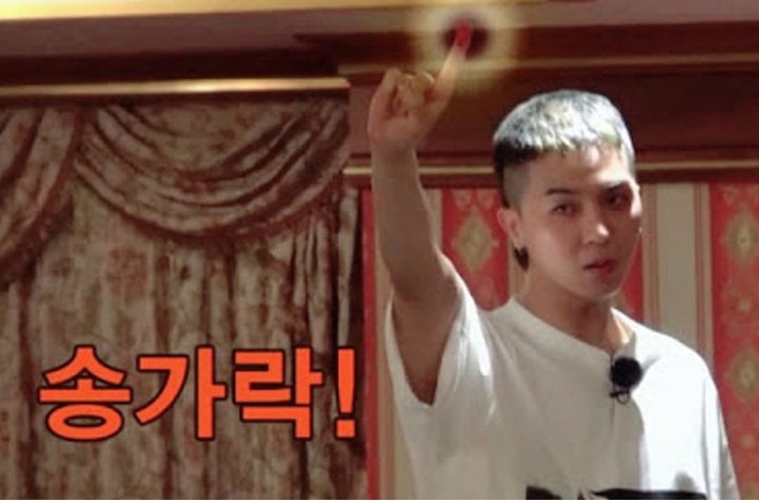 OnlyLookAtMino's tweet photo. [‼️] On Knowing Bros featuring BTOB,  Heechul mentioned MINO when they were talking about the spinning game (which he popularized on NJTTW when he acquired the nickname 송가락)

▶️ https://t.co/UqLEUMxUOJ

#MINO #송민호 @official_mino_ 위너 송민호 @yginnercircle https://t.co/RvbwK7JbwO