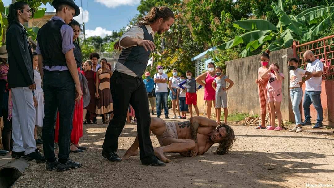 ArtEscenicasCub's tweet photo. 📌👉Compañía Codanza junto al joven coreógrafo Yoel González Rodríguez.
Danza contemporánea en las comunidades holguineras. #Codanza #CubaEsCultura
#artesescénicasCuba https://t.co/HYinTHB6DY