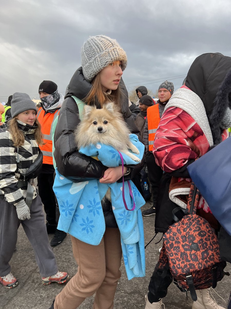 Long lines of #Ukraine refugees at the Mydeka border crossing in #Poland. Hundreds of women, young children and pets arriving at the moment. Volunteers are desperate for more donations of food, water and clothes 🇺🇦 🇵🇱 <a href="/GMB/">Good Morning Britain</a>