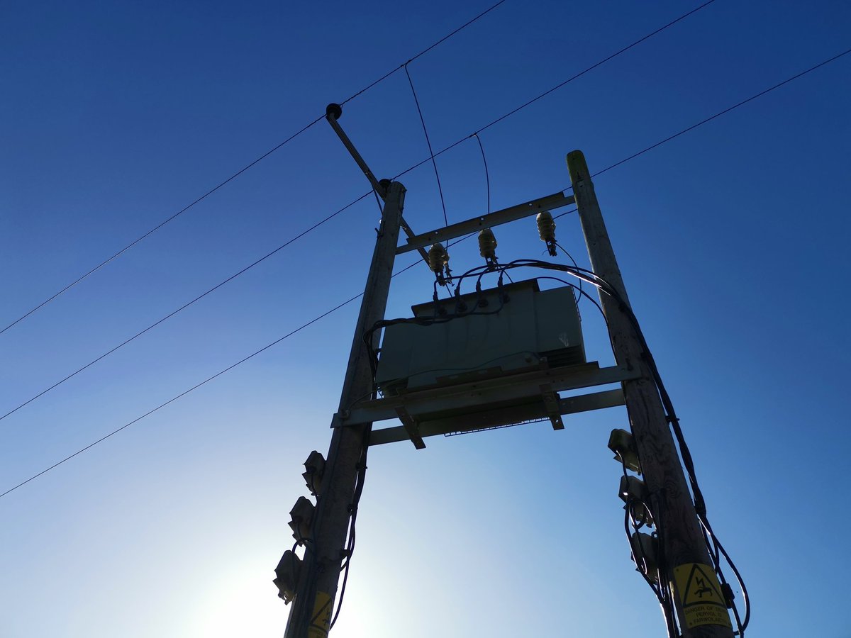 staffswayman's tweet photo. Transformer.... (#RobotInDisguise) #powerlines https://t.co/2DK9WzDofV
