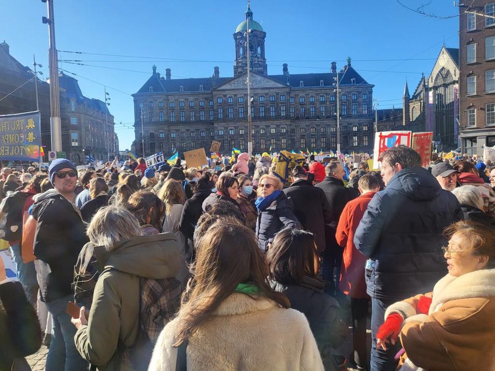AlertaNews24's tweet photo. 🇳🇱🇺🇦🇷🇺 | GUERRA UCRANIA-RUSIA: Se reportan grandes protestas en Amsterdam a favor de Ucrania. https://t.co/sJVAGxKhCf