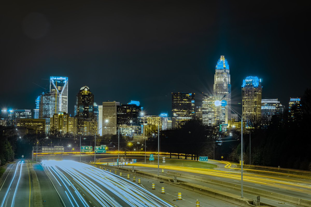 NoahHolzberg's tweet image. The city of Charlotte lit up in solidarity with #Ukraine. The world stands with you, @Ukraine, against tyranny! #UkraineRussiaWar #StandWithUkraine #СлаваУкраїни