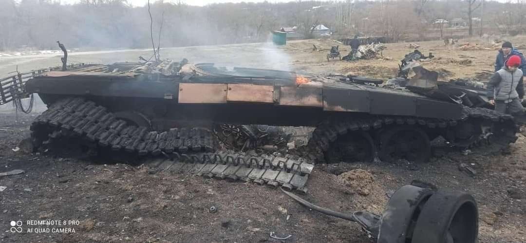 Tens of main battle tanks of #RussianArmy were destroyed by #UkrainianArmy today. Here is one of them, a T-72B3. 👇