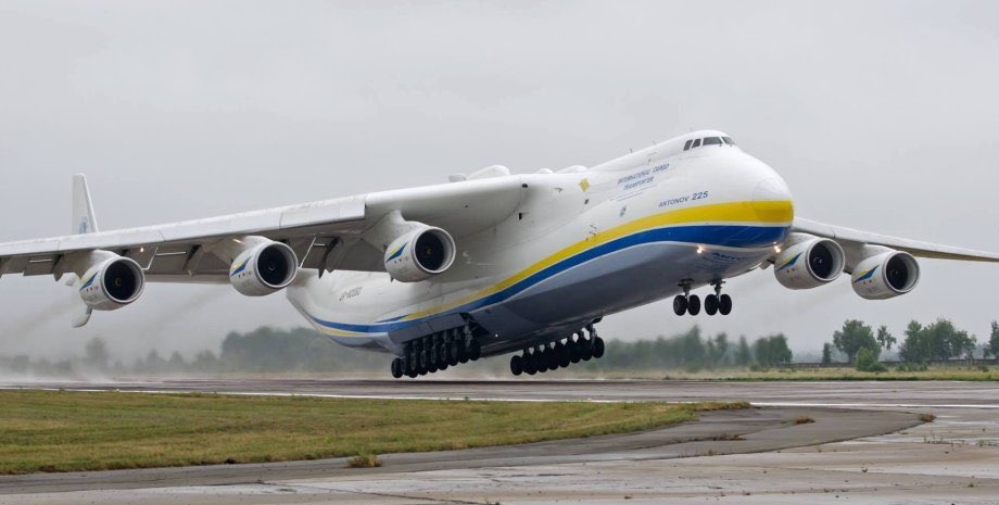 3CatInfo's tweet photo. L'exèrcit rus ha abatut l'avió més gran del món. Es tracta de l'Antónov An-225, un aparell de càrrega de 84 metres de llargada, batejat amb el nom de "Mriya", que vol dir somni en ucraïnès https://t.co/9AYRHpMn9t https://t.co/EXTb7AUMJT