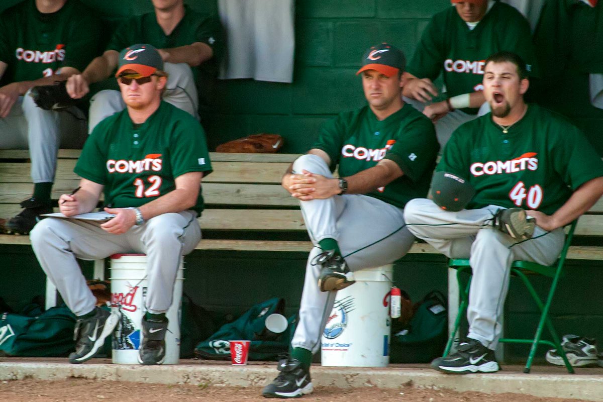 dougfejer's tweet photo. Back in 2005 the UTD Baseball team could only afford one chair in the dugout. It was reserved for players who needed a nap.

@UTDCOMETSPORTS @UTDBaseball https://t.co/nNBH9tNA5q