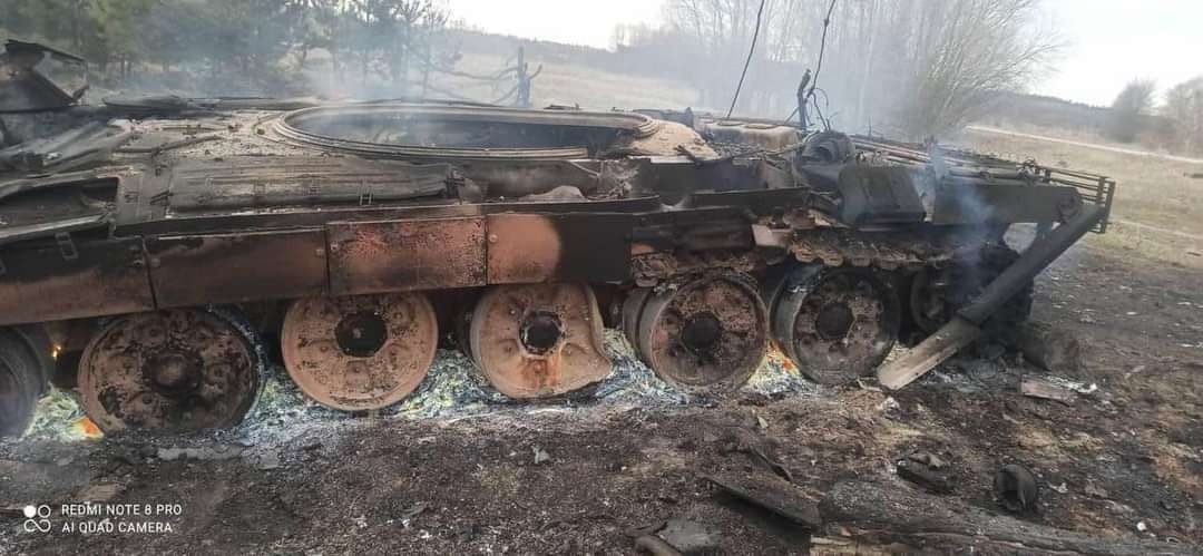 Rob Lee on X: "Destroyed Russian T-72B3 tank in Poltava Oblast. https://t.co/xr2NN4thra https://t.co/6VcUg75PXn" / X