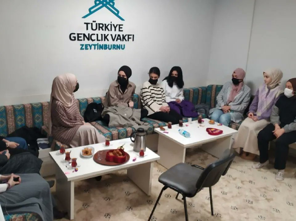 tugvazeytinburn's tweet photo. TÜGVA Zeytinburnu Lise Koordinatörlüğü bünyesinde gerçekleştirdiğimiz Genç Muhabbet sohbetimizi gerçekleştirdik. Ardından Miraç ile ilgili Kahoot  yarışması yaptık. Bir daha ki sohbetimize sizleri de bekleriz. 🌼 https://t.co/LXUa1NIwwt