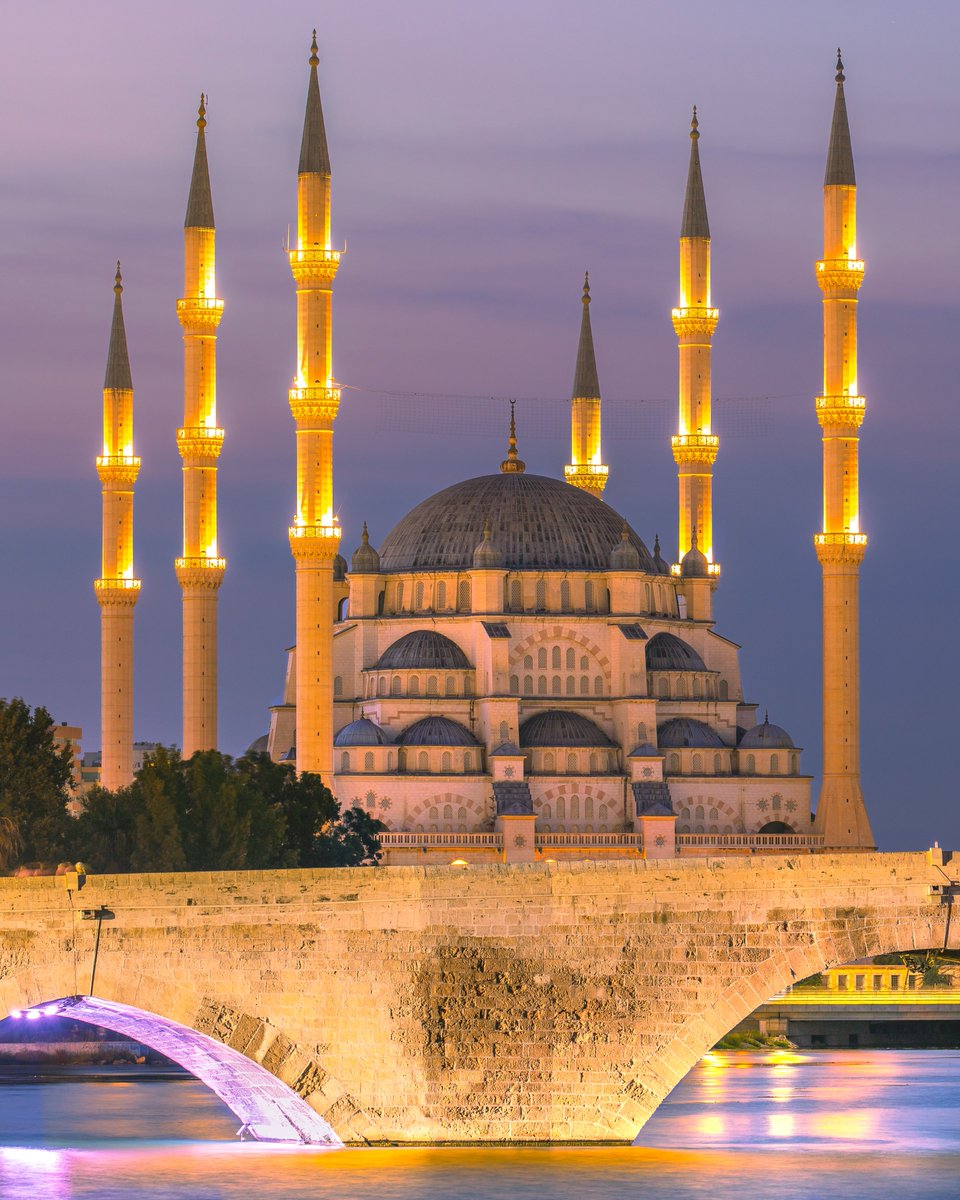 📸 Sabancı Merkez Camii ve Taş Köprü, Adana
Tüm insanlığın barış ve huzur bulması temennisiyle  #MiracKandili mübarek olsun.