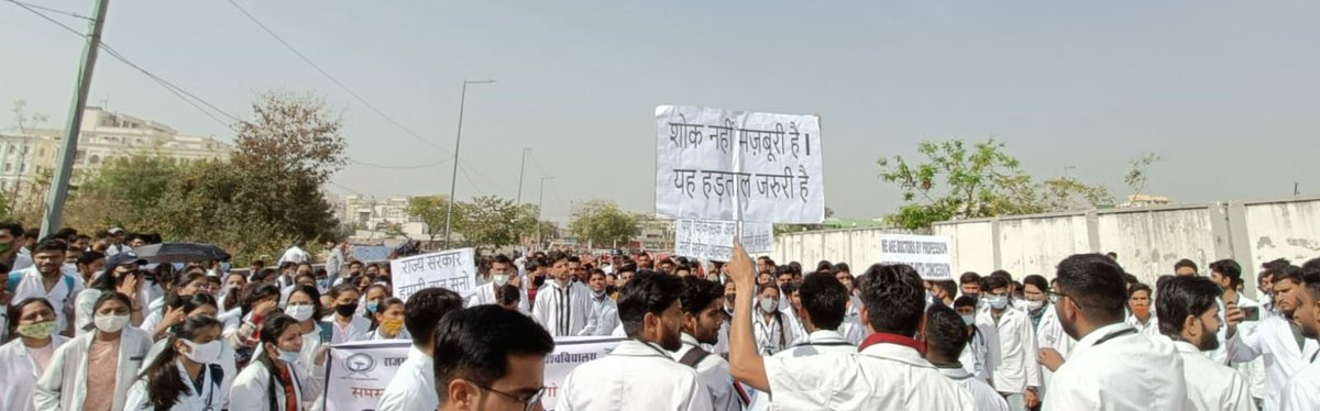 vetdsrajoria's tweet photo. माननीय मुख्यमंत्री जी, पशु चिकित्सा विज्ञान के इंटर्न छात्रों के मानदेय को बढ़ाकर मेडिकल व आयुर्वेद छात्रों के समकक्ष किया जाना न्यायपूर्ण होगा, पशुपालन व्यवसाय  ग्रामीण अर्थव्यवस्था की रीढ़ है जिसका आधार पशु चिकित्सक ही हैं।
@RajCMO 
@ashokgehlot51 
@KatariaLalchand https://t.co/wnp7axsrQM