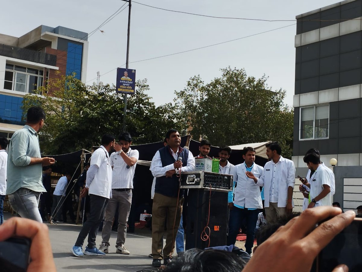 माननीय मुख्यमंत्री जी, पशु चिकित्सा विज्ञान के इंटर्न छात्रों के मानदेय को बढ़ाकर मेडिकल व आयुर्वेद छात्रों के समकक्ष किया जाना न्यायपूर्ण होगा, पशुपालन व्यवसाय  ग्रामीण अर्थव्यवस्था की रीढ़ है जिसका आधार पशु चिकित्सक ही हैं।
<a href="/RajCMO/">CMO Rajasthan</a> 
<a href="/ashokgehlot51/">Ashok Gehlot</a> 
<a href="/KatariaLalchand/">Lalchand Kataria</a>