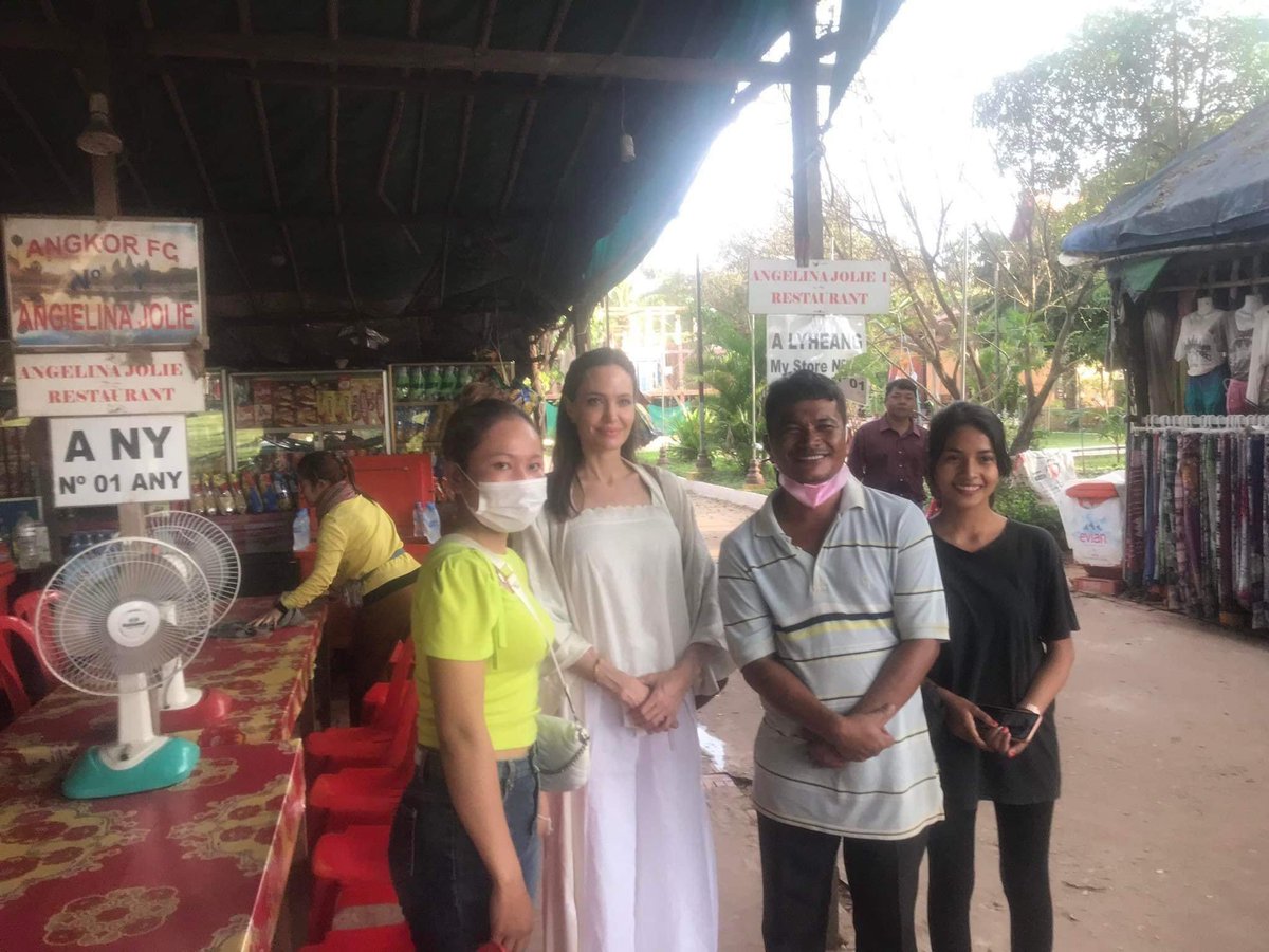 Angelina Jolie visitou o restaurante Angelina Jolie em Siem Reap no Camboja: fasdeangelinajolie.blogspot.com/2022/02/angeli…

#AngelinaJolie, #LoungUng, #AngelinaJolieRestaurant, #SiemReap, #Camboja, #Cambodia, #Cambodja, #Camboya