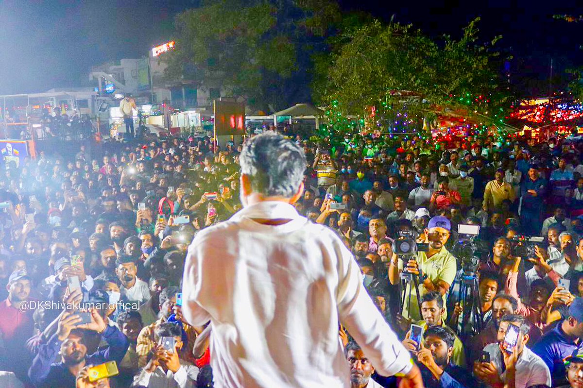 * ಮೇಕೆದಾಟು ಪಾದಯಾತ್ರೆಯಲ್ಲಿ ಜನ ನೀರು, ಮಜ್ಜಿಗೆ, ಹಣ್ಣು ಹಂಪಲು ಕೊಟ್ಟರು. ಇದು ಹಣದಿಂದ ಬಂದ ಪ್ರೀತಿಯಲ್ಲ, ಬದಲಾಗಿ ಅಭಿಮಾನದಿಂದ ಬಂದದ್ದು. ಅವರಿಗೆ ನಾನು ಚಿರಋಣಿ. 

#NammaNeeruNammaHakku #Mekedatu

2/2