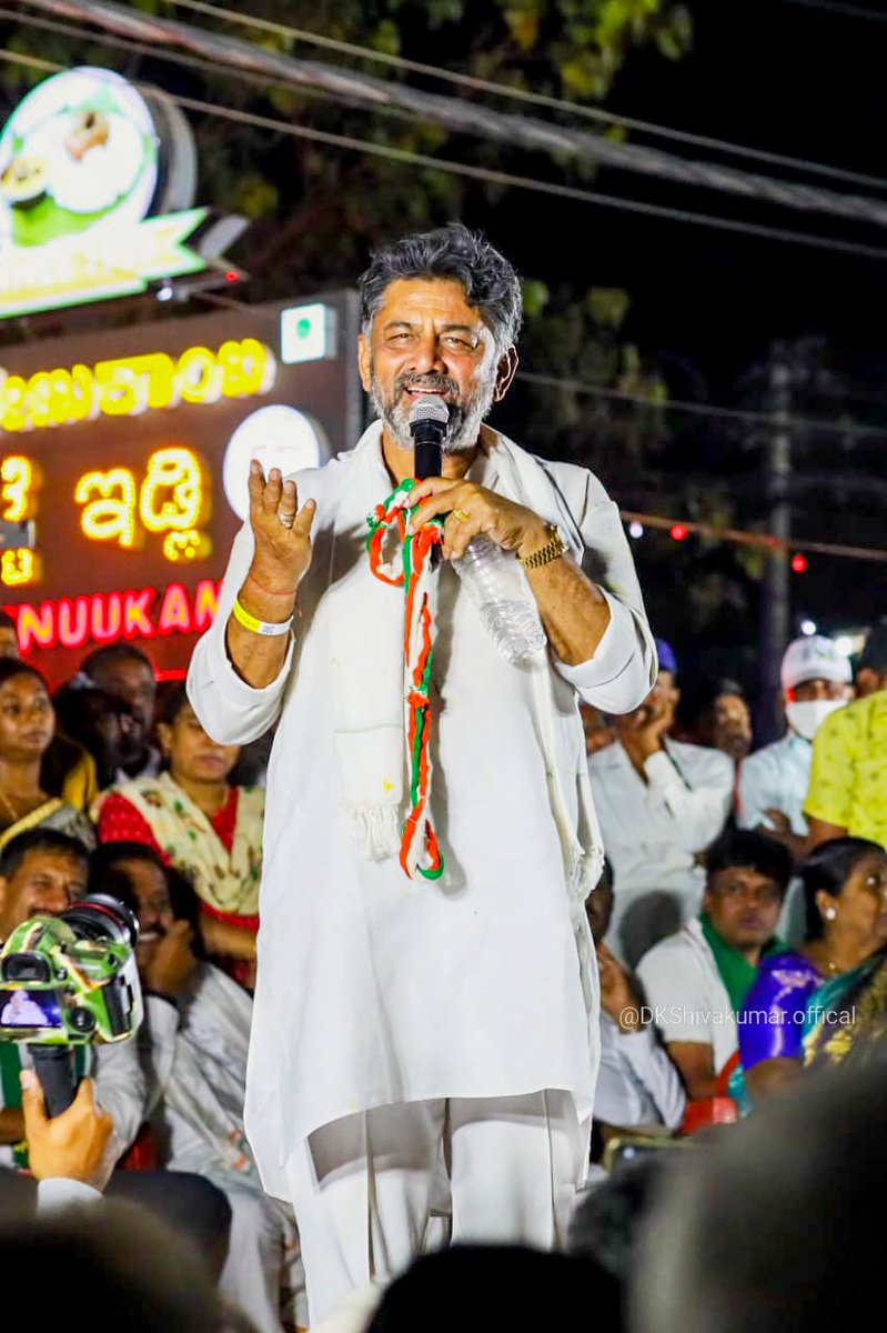 ಮೇಕೆದಾಟು ಪಾದಯಾತ್ರೆ ಲಕ್ಷಾಂತರ ಕನ್ನಡಿಗರ ಭಾವನೆ.

* 12.30 ಗಂಟೆ ಕಳೆದಿದೆ ಆದರೆ, ಜನ ಬಿಸಿಲು, ಬಾಯಾರಿಕೆ ಪಕ್ಕಕ್ಕಿಟ್ಟು ನೀರಿಗಾಗಿ ಹೆಜ್ಜೆ ಇಟ್ಟಿದ್ದಾರೆ. 
* ಕೆಲವರು ನನ್ನನ್ನು ಕಲ್ಲಿನ ಮಗ ಅಂತ ಕರೆದರು. ಕಲ್ಲು ಪ್ರಕೃತಿ, ಕೆತ್ತಿದರೆ ಆಕೃತಿ, ಪೂಜಿಸಿದರೆ ಸಂಸ್ಕೃತಿ.

#NammaNeeruNammaHakku #Mekedatu

1/2