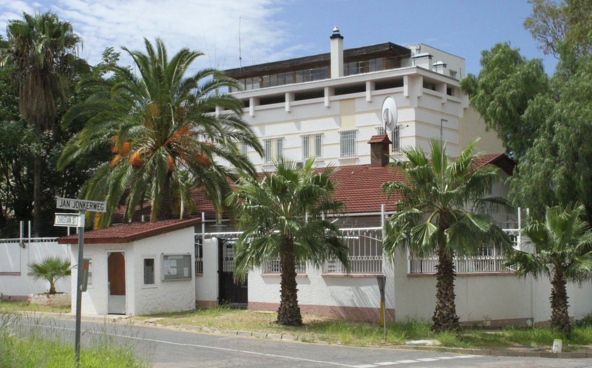 WernerMenges's tweet photo. Namibians supporting peace and international law protested against Bush &amp; Blair's illegal war in Iraq at the US diplomatic mission in 2003.
Now, for ease of reference, Russia's embassy in Namibia is at the corner of Jan Jonker Road &amp; Christian Street in Windhoek. #StopWar https://t.co/LjPU4baQgt