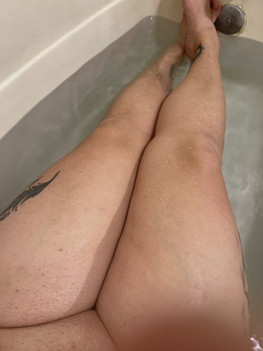 Happy Sunday! Much needed relaxing bath time 😘