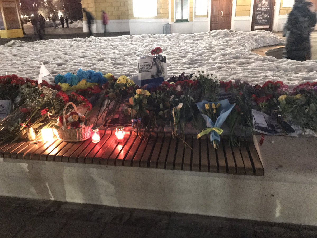 mawl606's tweet image. сегодня на митинге мужчина лет 50 попросил сфотографировать его с букетом желтых тюльпанов. потом начал стыдить людей в форме, что они собираются сворачивать молодых девчонок, взявшихся за руки. после его слов они нас не трогали. спасибо тебе