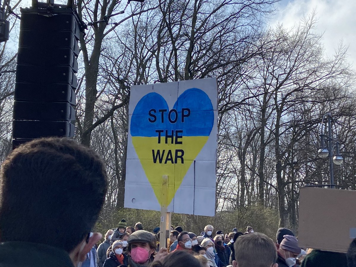 Mari_Berbec's tweet photo. #Berlin today. The organizers estimated 500000 participants- proud to be a Berlinerin! #SaveUkraine #berlinhilftukraine #StopPutin https://t.co/XjZ46tCZ9r