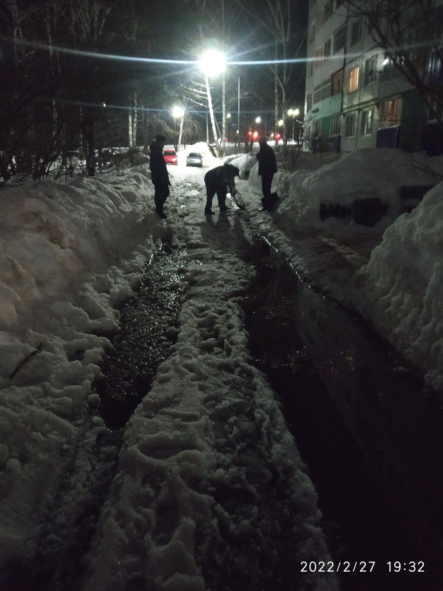 Субботник? Ну а чё?Взяли и вышли с мужиками,расчистили двор! Поржали,потрудились,классно время провели! Класс!