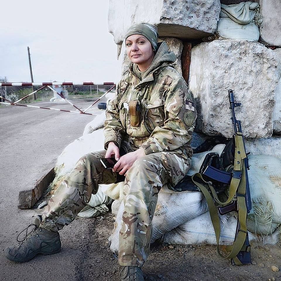 Desdemona_jna's tweet photo. La escritora ucraniana  #IrynaTsvila (reservista) de la Brigada de Respuesta Rápida de la Guardia Nacional de #Ucrania,
murió al repeler un asalto blindado del ejército ruso  en las afueras de #Kiev. Era madre de 5 hijos. https://t.co/a6WDeyCnaV https://t.co/g27Z9kbjc3