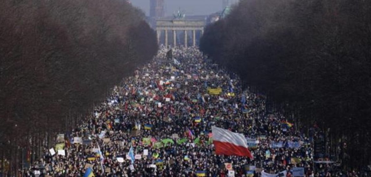antoguerrera's tweet photo. Berlin for #Ukraine now. WOW. https://t.co/Y9Oz36zlZS
