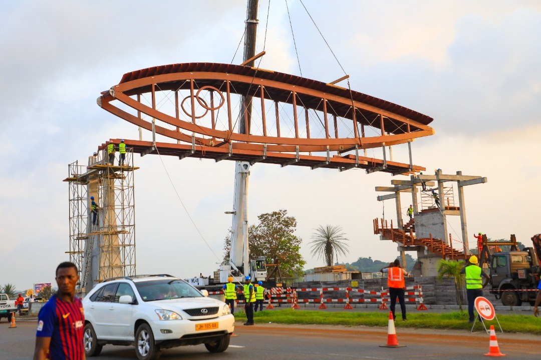gaelondoumba's tweet photo. #GABON: Images | Levage et pose de la passerelle piétonne au lycée Paul INDJENDJET GONDJOUT.
#Libreville #Gabondabord
#woodesign 3 https://t.co/yijbbuVUzh