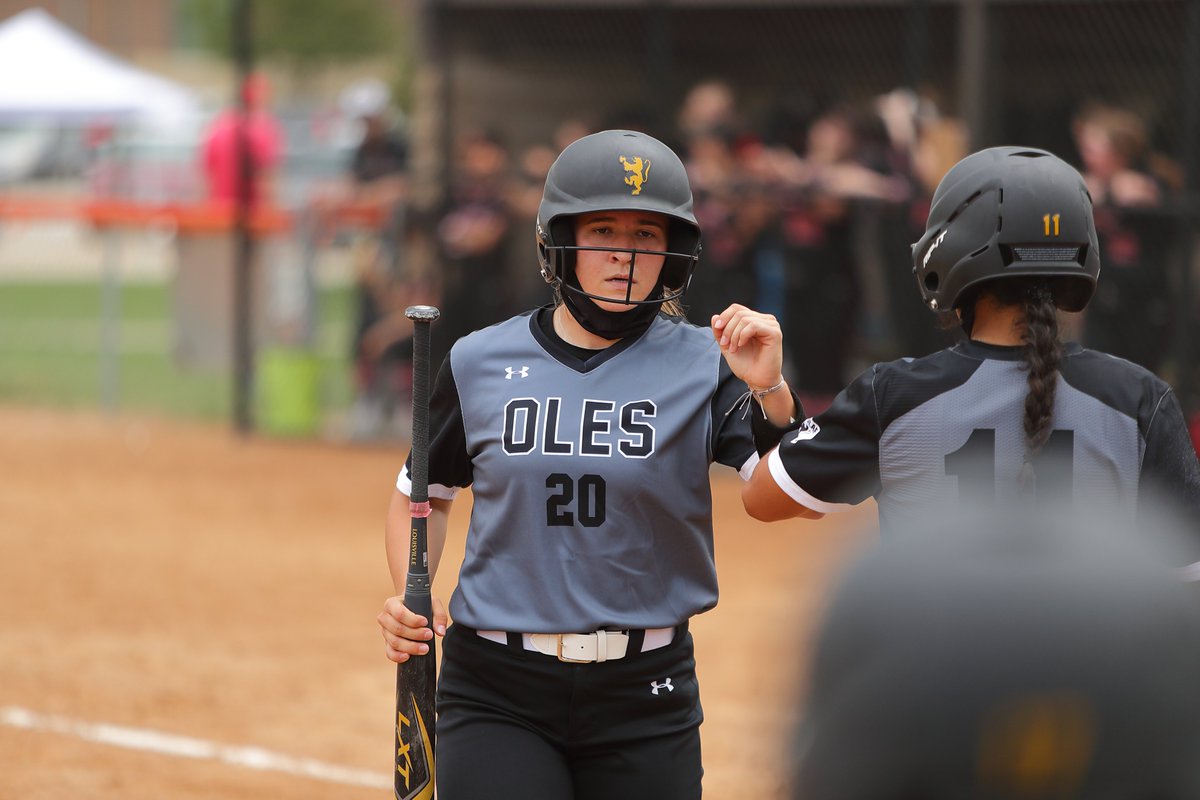 Tarah DeCroock's big day at the plate and a complete-game from Carly Dammann in game two helped <a href="/StOlafSoftball/">St. Olaf Softball</a> split its two games in Rochester yesterday!

RECAP: athletics.stolaf.edu/news/2022/2/27…

#OlePride | #UmYahYah | #d3sb