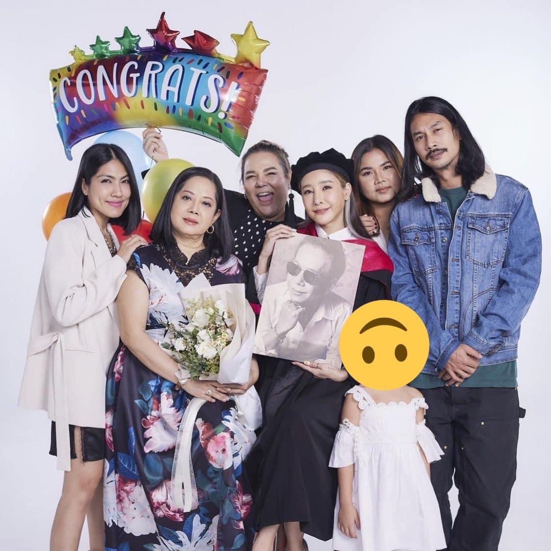 “กระติกไม่สนิทกับแม่แตงโมเลยคะ”

นี่คือพฤติกรรมของคนที่บอกว่าไม่สนิท จับไหล่แม่ขนาดนี้เลยเหรอออ😌

#กระติก #มธุสอน