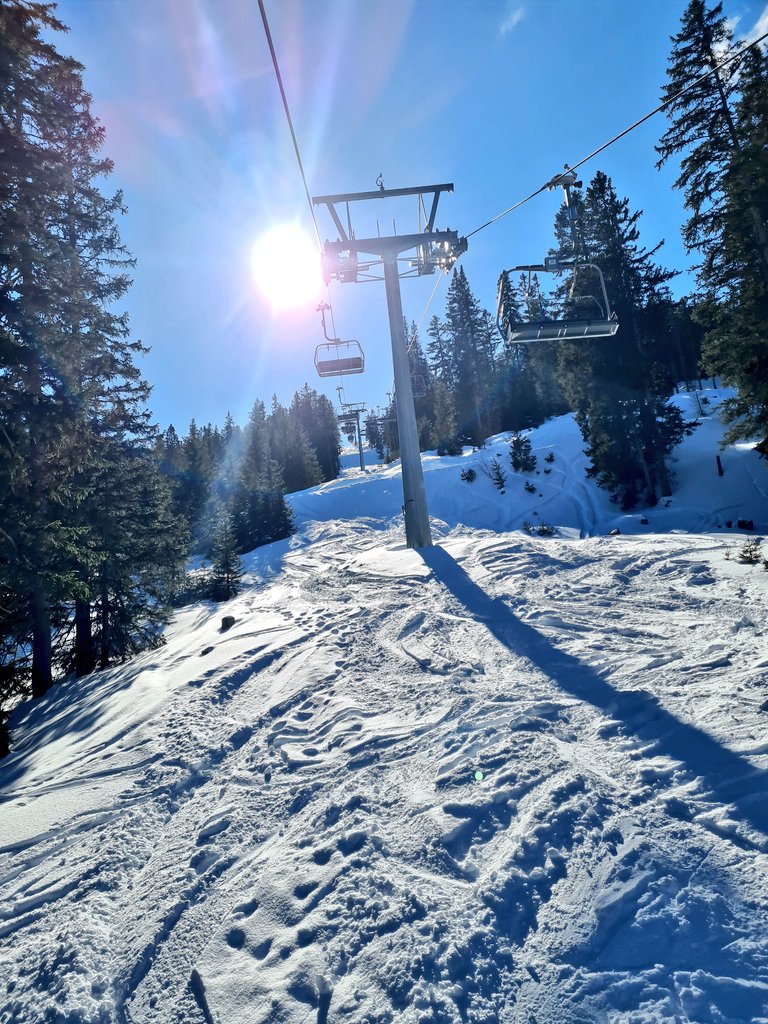 jurgenkoevoets's tweet photo. Sneeuw + berg + zon (+ schnitzel + Almdudler) = einfach spitze! #Lermoos #affengeil #sneeuwgeluk https://t.co/hf8wj6zqNd