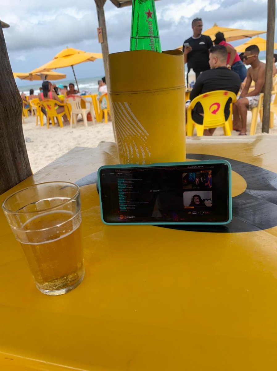 SenhorJK23's tweet photo. @baianolol1 Acompanhando o #Bainalista diretamente do melhor escritório, a praia!
#Bainalista #GoFLA https://t.co/orUgJifbEy