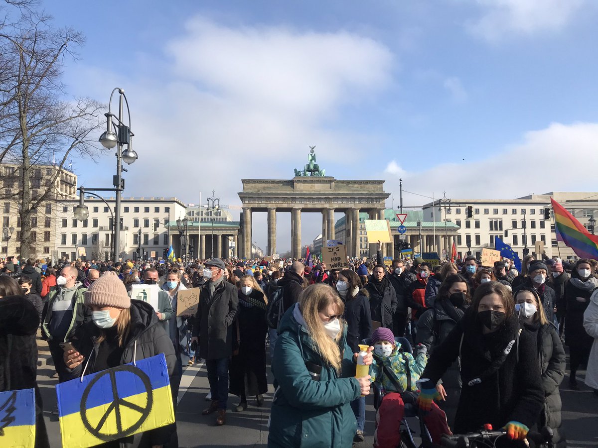 charliemelch's tweet photo. 500,000 Berliners supporting #Ukraine! 🇺🇦 
#StandWithUkraine #HandsOffUkraine #StopPutin https://t.co/7RTHAcjbZy