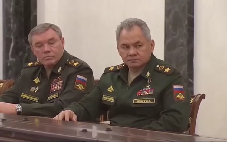 SaxavetSoltanli's tweet photo. Ukrayna prezidenti Zelenski Müdafiə Naziri Oleksey Reznikovla, bir də Rusiya müdafiə naziri Sergey Şoyqu və Qərargah rəisi Valeri Gerasimovun Putinlə görüşdə olan görüntüləri. 
Hər iki görüntü bu günə aiddir və ən son görüntüləridir. 

Fotolar hər şeyi deyir məncə. #SlavaUkraini https://t.co/XPZihQe8gm