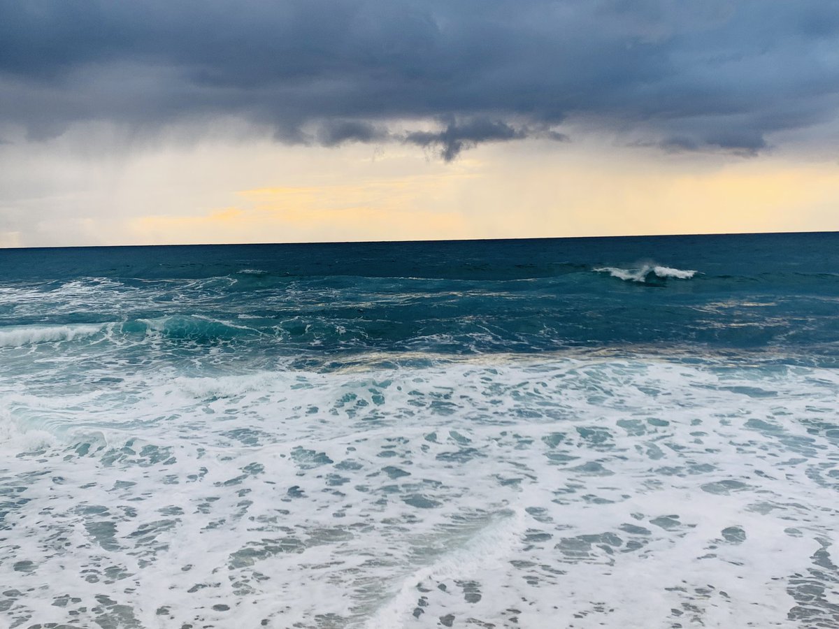 calabriaonline's tweet photo. Il #marelive di oggi dalla #CostaDegliDei per ricordarci che le cose più belle del mondo sono:
– la pace ☮️
– la neve ❄️
– l’arcobaleno 🌈
– il mare in tempesta 🌊
– il sorriso di chi ami 🥰 https://t.co/PHZwYS3VDJ