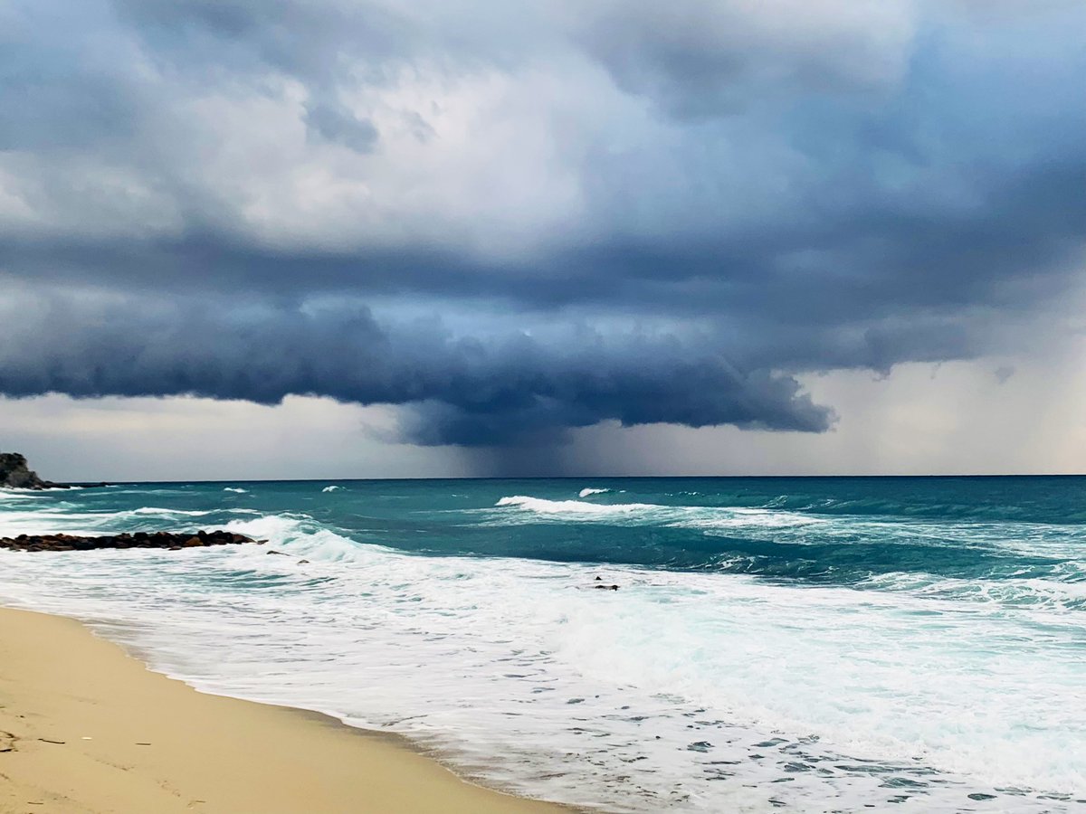 calabriaonline's tweet photo. Il #marelive di oggi dalla #CostaDegliDei per ricordarci che le cose più belle del mondo sono:
– la pace ☮️
– la neve ❄️
– l’arcobaleno 🌈
– il mare in tempesta 🌊
– il sorriso di chi ami 🥰 https://t.co/PHZwYS3VDJ