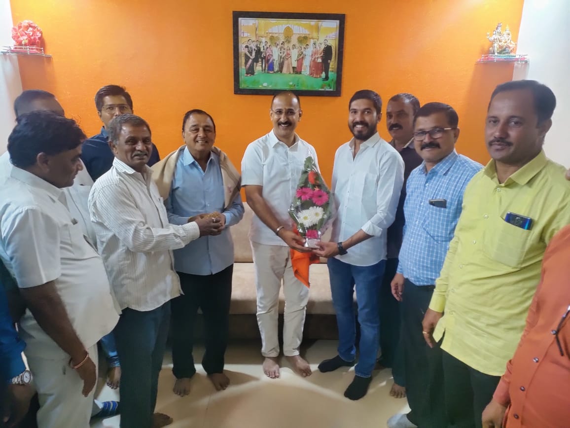 DesalePrajyot's tweet photo. आज रोजी साक्री ते शिर्डी पद यात्रेचा शुभारंभ आमदार बाबासाहेब कुणालजी पाटील यांच्या हस्ते झाला दरम्यान बाबासाहेबांनी भाडणे येथील माझ्या घरी भेट दिली या वेळी बाबासाहेबांचा सत्कार करताना देसले परिवार भाडणे https://t.co/efrl7PBBAB