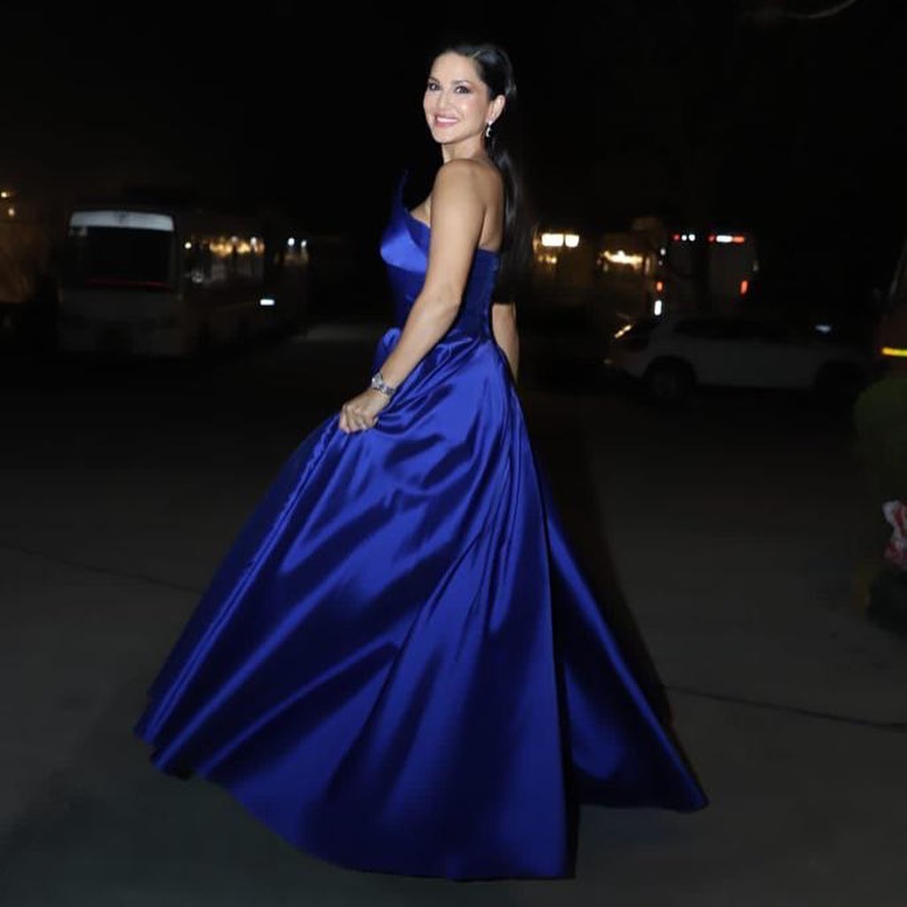 SunnyLeone's tweet photo. Loved this gown! https://t.co/AA4c4HuyIj