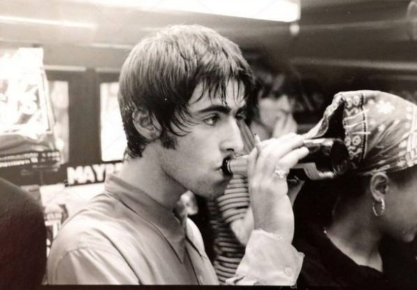 liam gallagher every 4 hours (@liameveryhours) on Twitter photo 